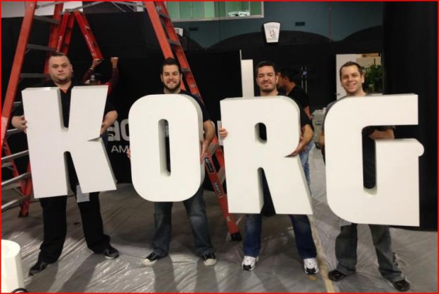 Preparando lo stand Korg al Winter NAMM 2013