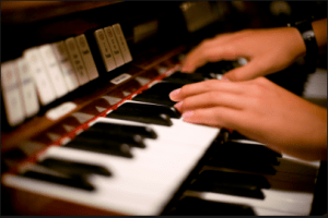 Suonare l'organo in chiesa