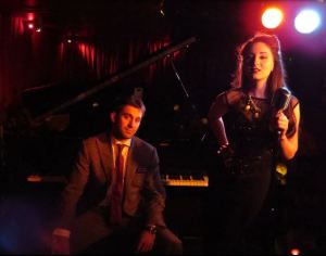 Scott Bradlee con Robyn Adele Anderson