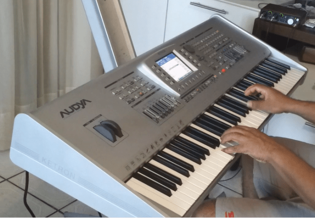 Avete mai provato a suonare una Ketron Audya?