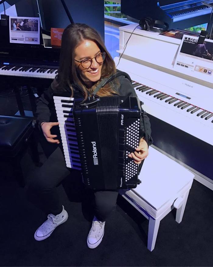 Alicia Baker presenta le fisarmoniche Roland V-Accordion al Winter NAMM 2017